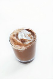 5 minute vegan hot cocoa via minimalist baker