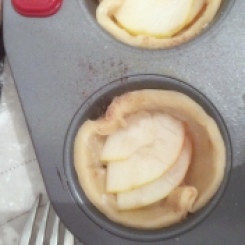 caramel-pear-pecan-mini-pie-closeup-pears-in-pie-dough